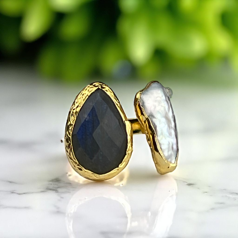 Magischer Statement-Ring mit Labradorit & Keshi-Perle – größenverstellbar, vergoldet & allergikerfreundlich