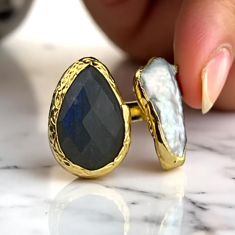 Magischer Statement-Ring mit Labradorit & Keshi-Perle – größenverstellbar, vergoldet & allergikerfreundlich