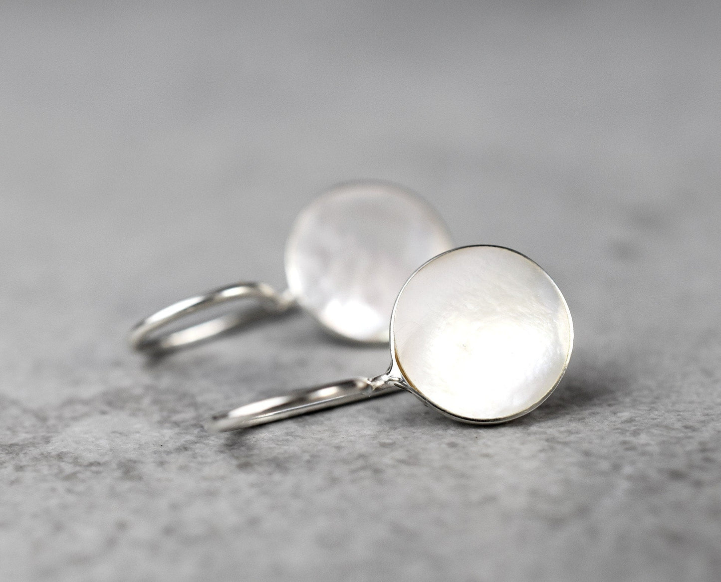 Pearl Kolczyki Delikatne Silver Luksusowa Minimalistyczna Biżuteria w kolorze białym - EAR925-57