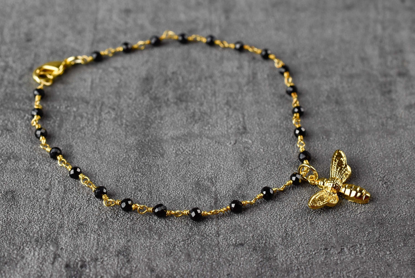 Bransoletka ze złotą bumblebee z Onyx - Bransoletka z kamieniami szlachetnymi z petite pszczół wisiorek - Retarm 46
