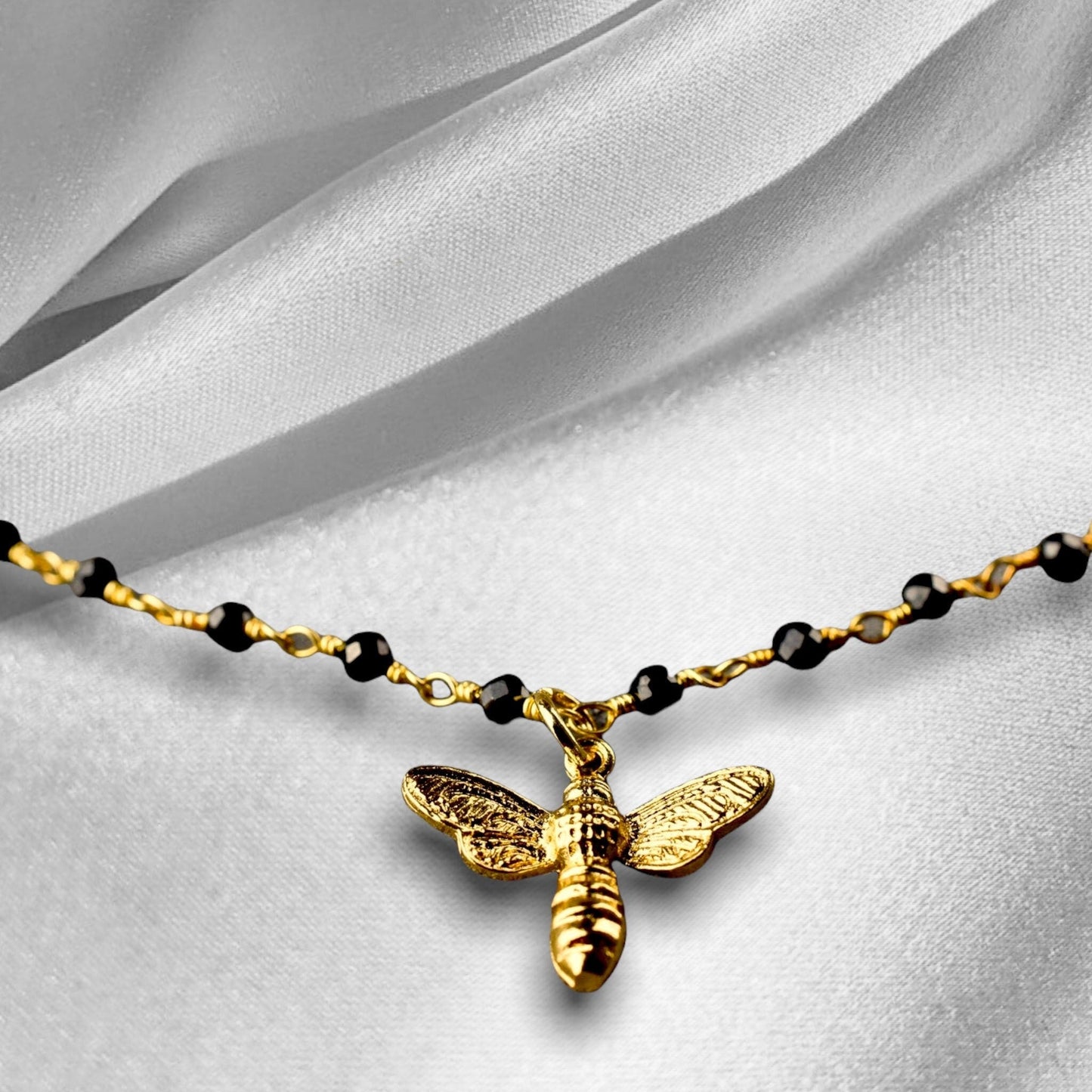 Bransoletka ze złotą bumblebee z Onyx - Bransoletka z kamieniami szlachetnymi z petite pszczół wisiorek - Retarm 46